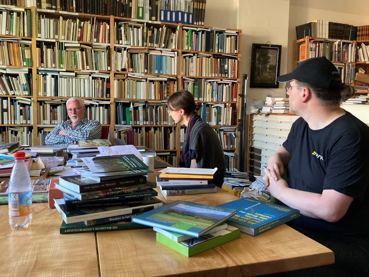 Unterhaltung zwischen Büchern.